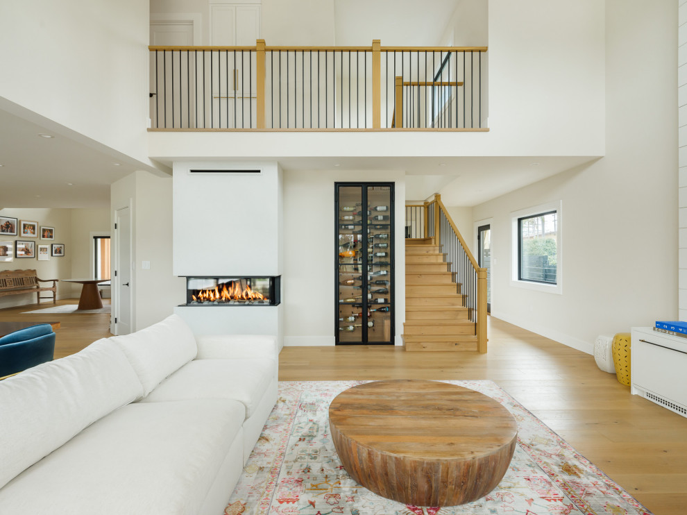Example of a transitional home design design in Seattle