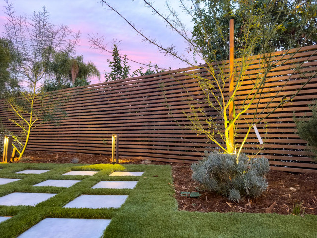 Modern Privacy Screen and Architectural Lighting contemporain-facade
