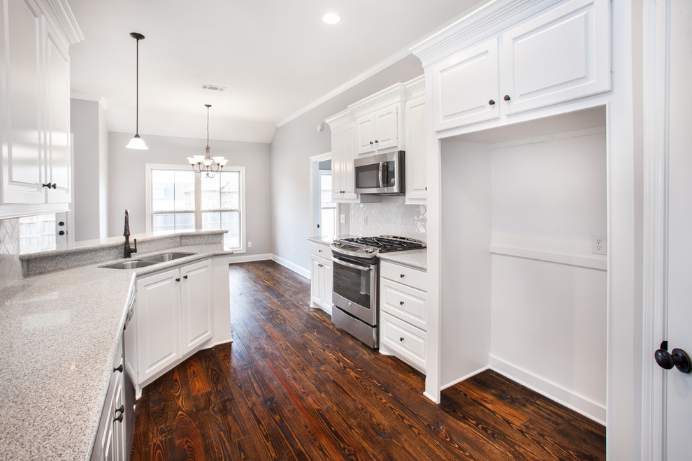 Kitchen - transitional kitchen idea in Jackson