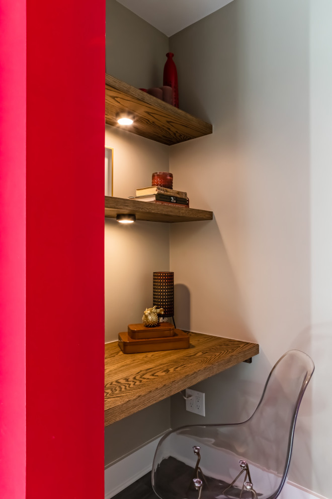 Imagen de despacho moderno pequeño con paredes marrones, escritorio empotrado y suelo gris