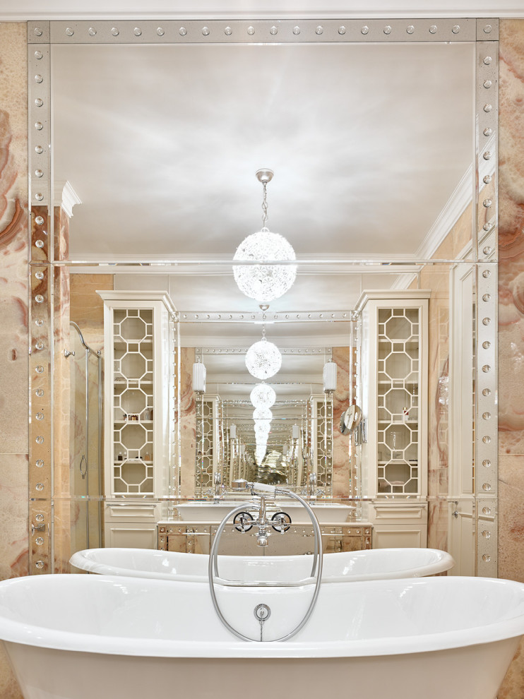 Пример оригинального дизайна: большая главная ванная комната в классическом стиле с ванной на ножках, оранжевой плиткой, мраморной плиткой, оранжевыми стенами, мраморным полом, настольной раковиной, оранжевым полом, белой столешницей, тумбой под две раковины и напольной тумбой