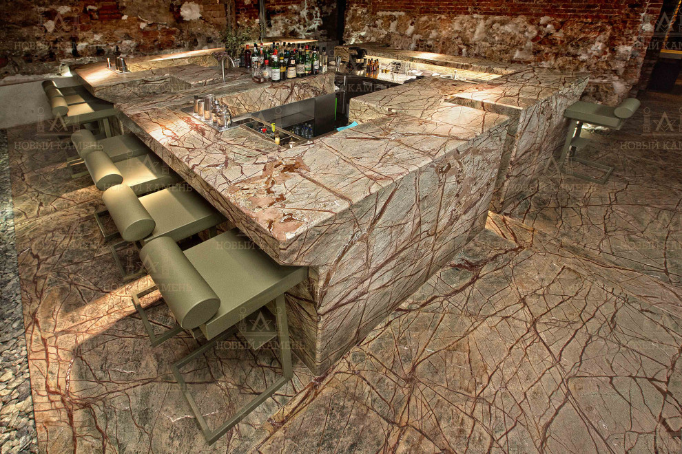 Idee per una cucina a L con top in marmo, pavimento in marmo, pavimento verde e top verde