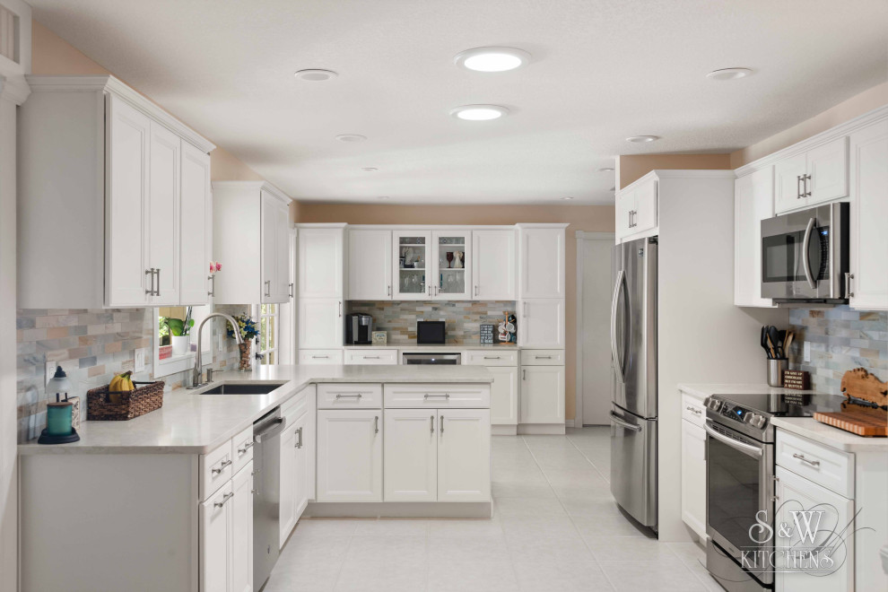 Transitional kitchen photo in Orlando