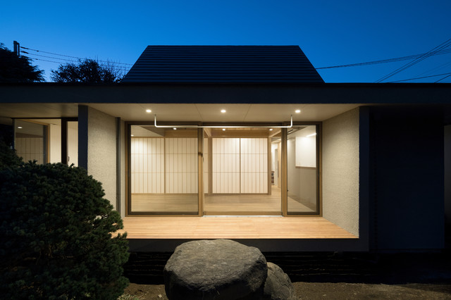 入母屋の離れ moderno-terraza-y-balcon