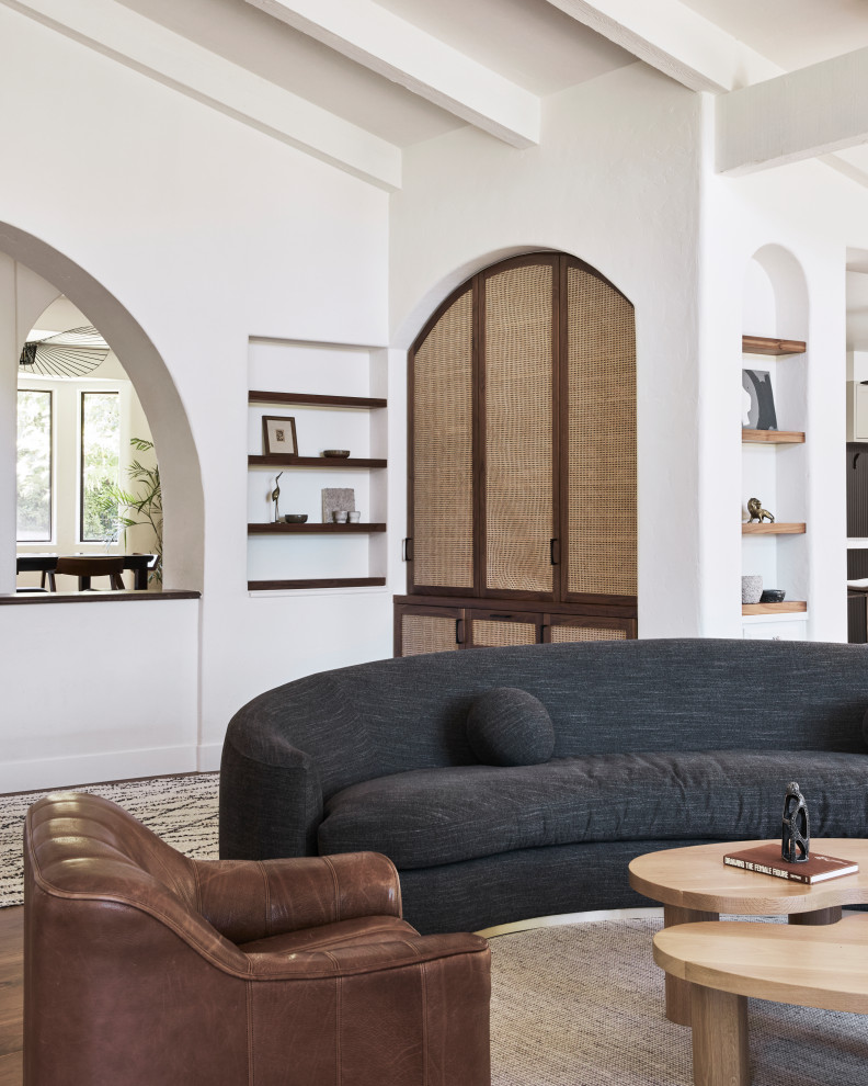 Idee per un ampio soggiorno tradizionale con pareti bianche e pavimento in terracotta