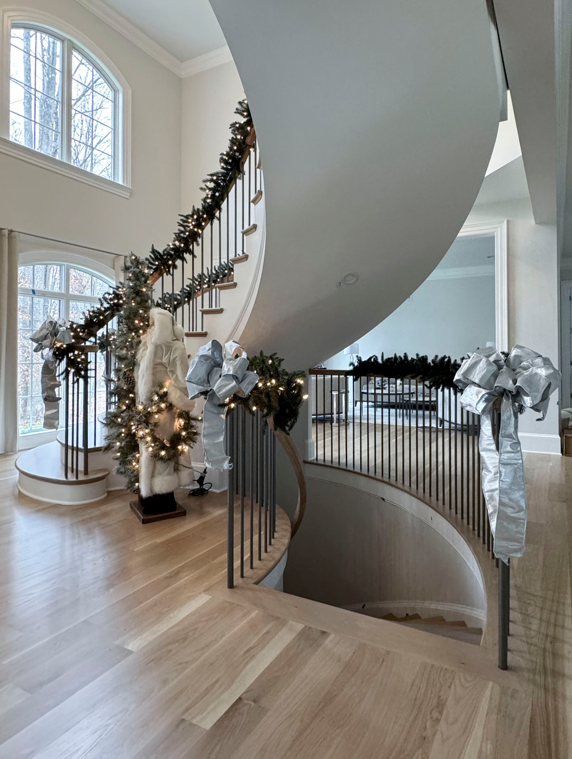 116_Elegant & Eye-catching Curved Staircase, Leesburg VA 20175