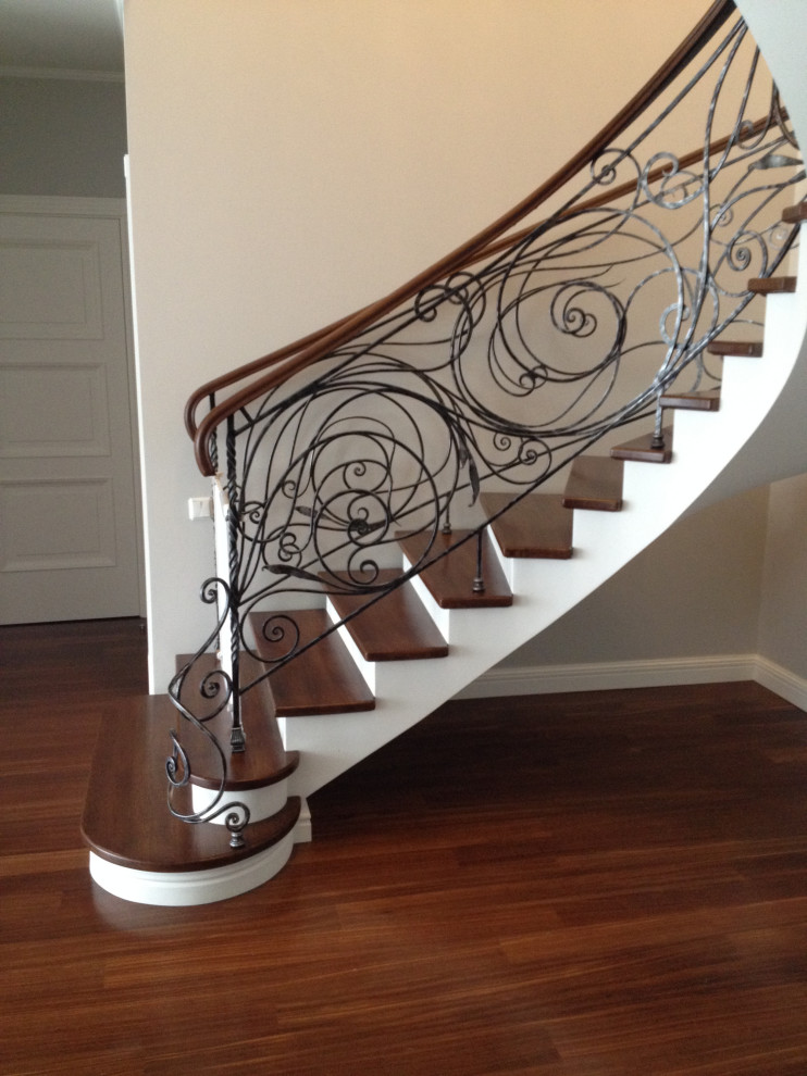 Облицовка  бетонного марша, ступеньки  из  массива  дуба, кованное  ограждение,