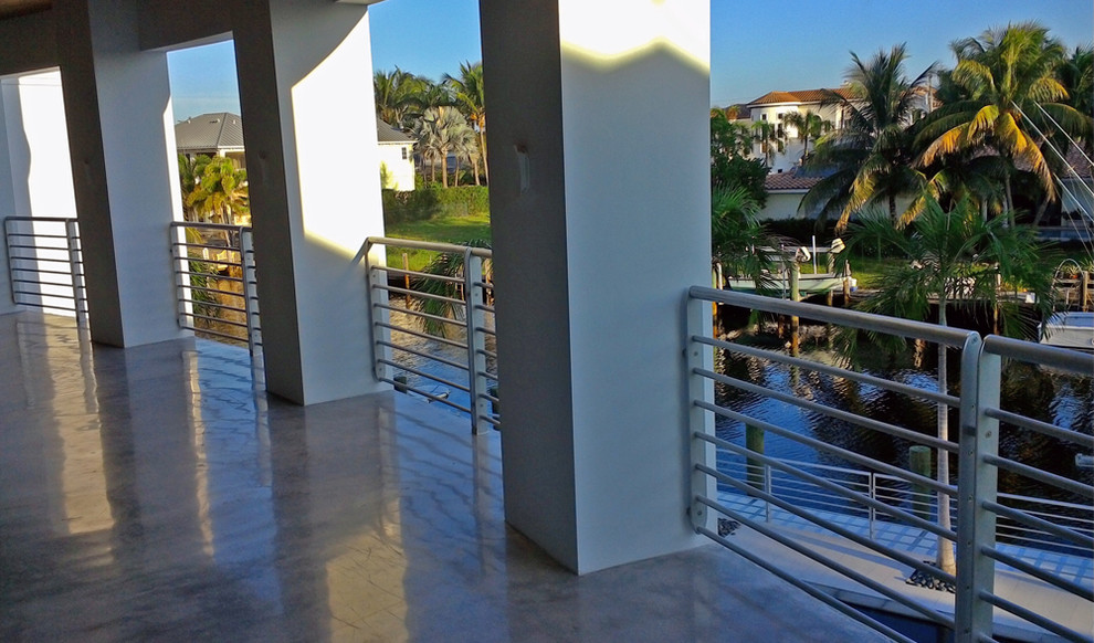 Minimalist deck photo in Miami