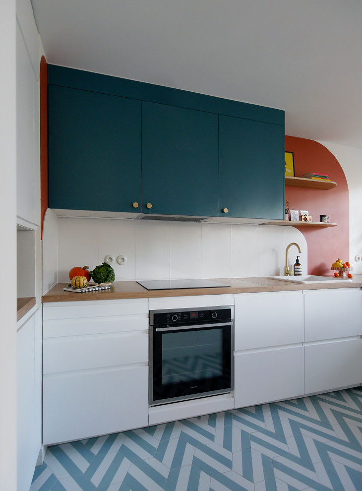 Idéer för att renovera ett mellanstort funkis beige beige kök, med en enkel diskho, luckor med profilerade fronter, blå skåp, laminatbänkskiva, vitt stänkskydd, stänkskydd i keramik, rostfria vitvaror, klinkergolv i keramik och blått golv
