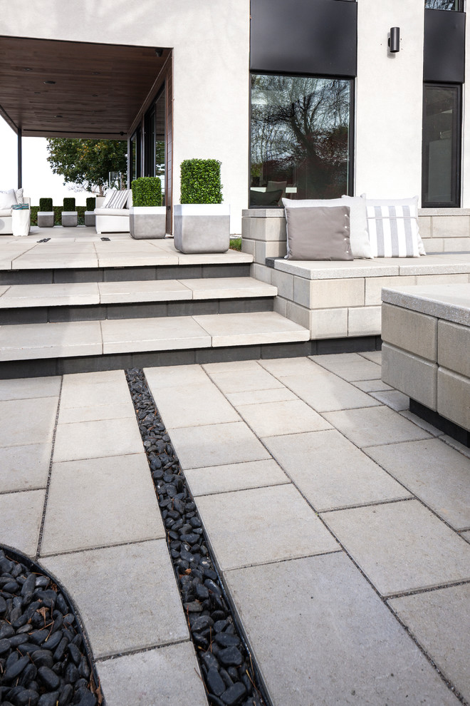 This is an example of a contemporary patio in Montreal.
