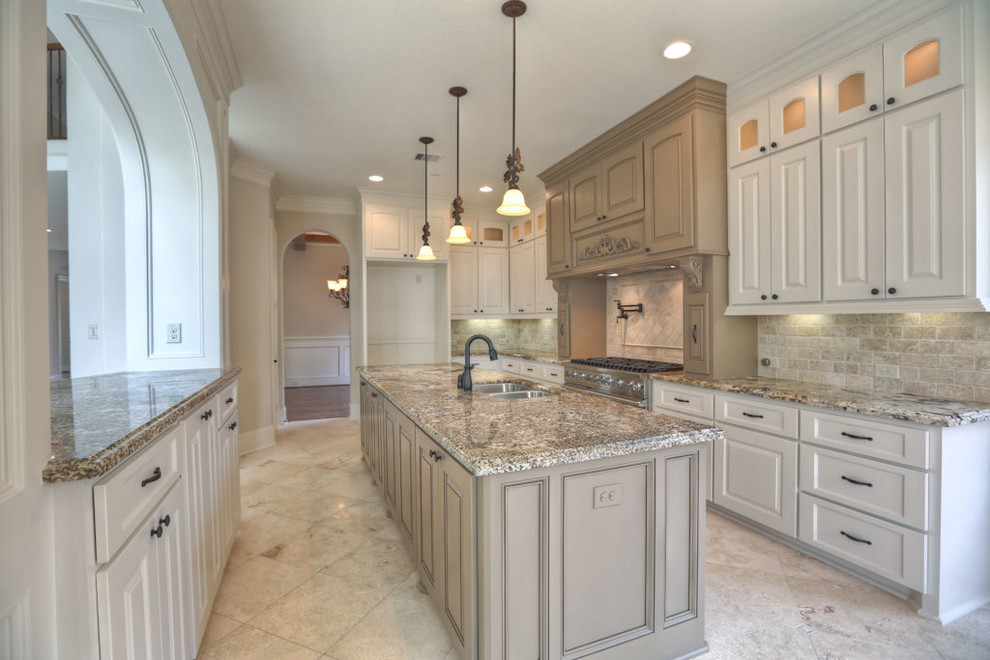 Kitchen - transitional kitchen idea in Houston