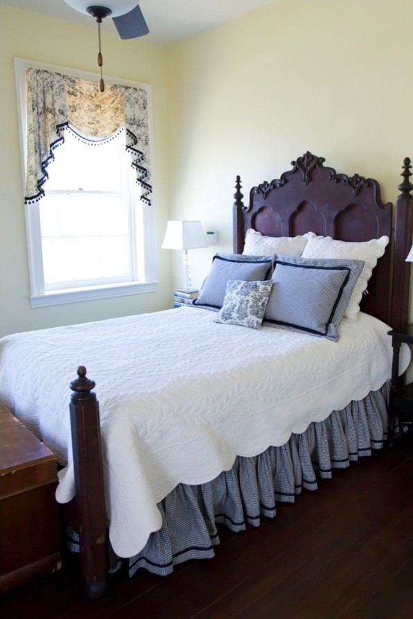 This is an example of a traditional bedroom in Richmond.