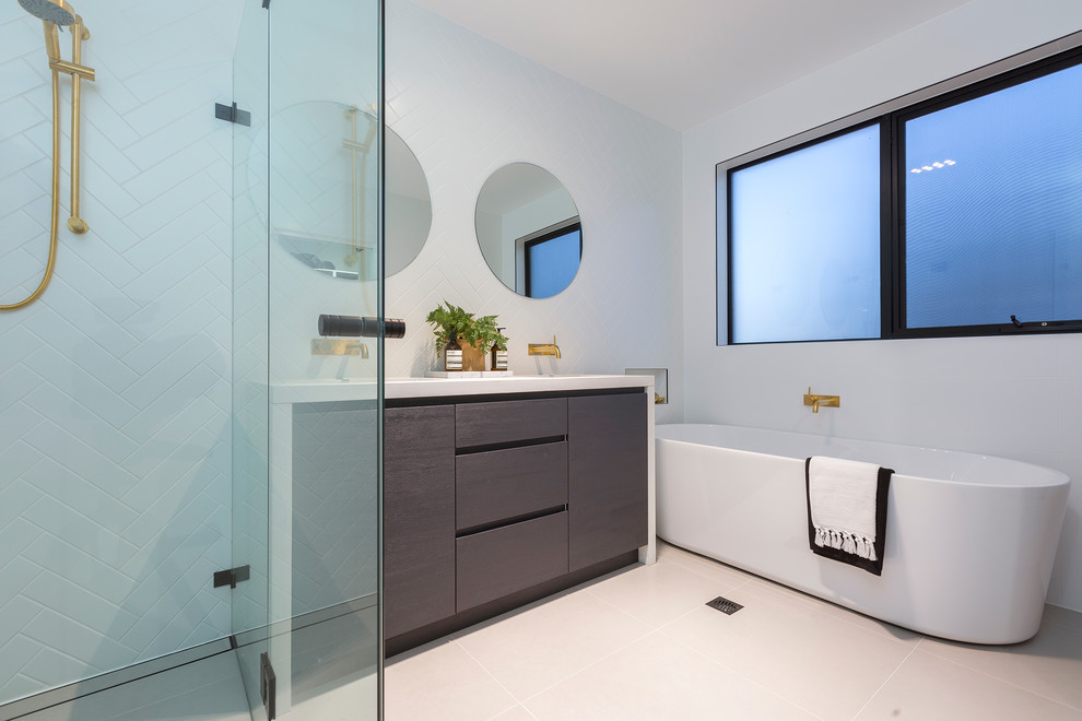 Photo of a contemporary bathroom in Canberra - Queanbeyan.