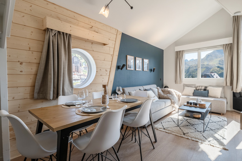На фото: гостиная-столовая среднего размера в стиле рустика с синими стенами, полом из винила и деревянными стенами с