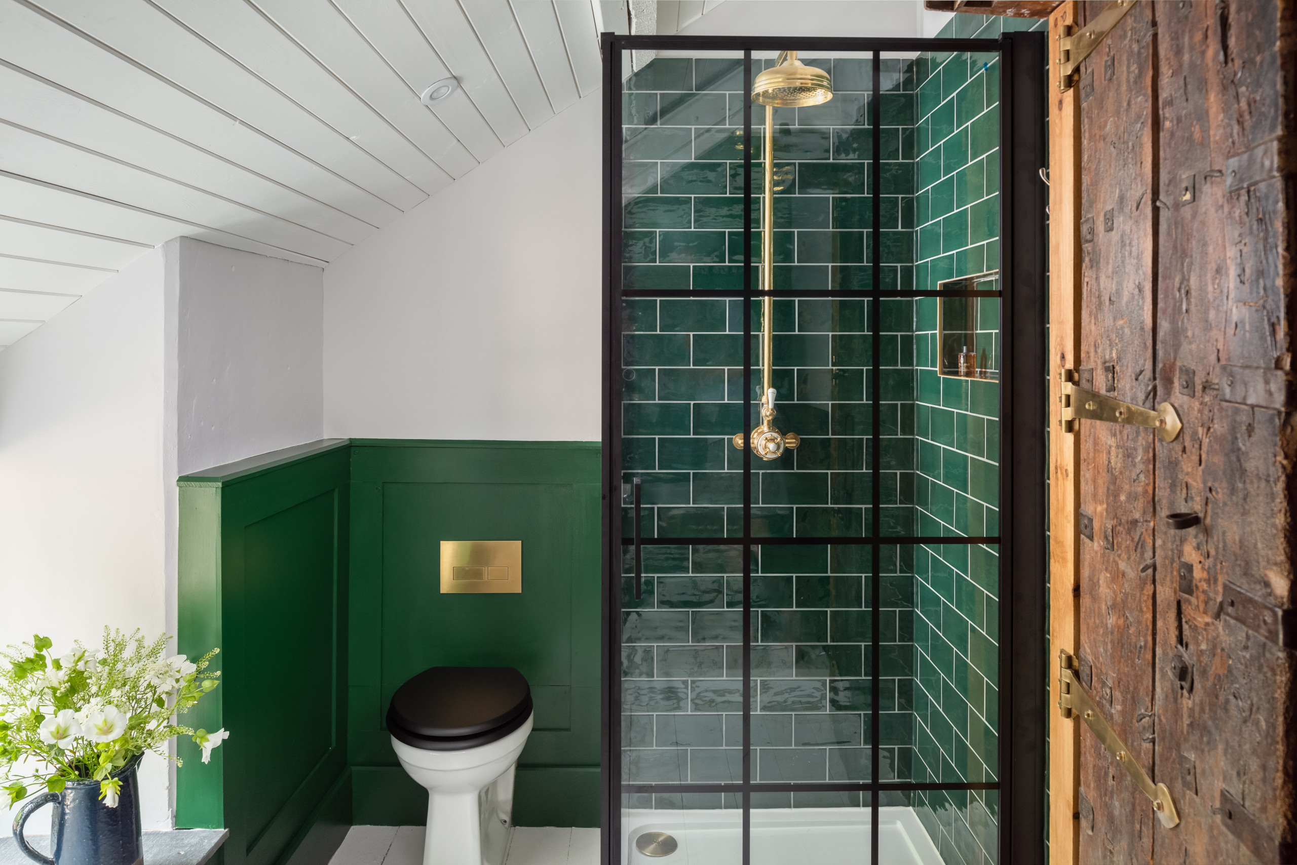 Badeværelse med grønne fliser og malet trægulv - Houzz - August 2023 |  Houzz DK