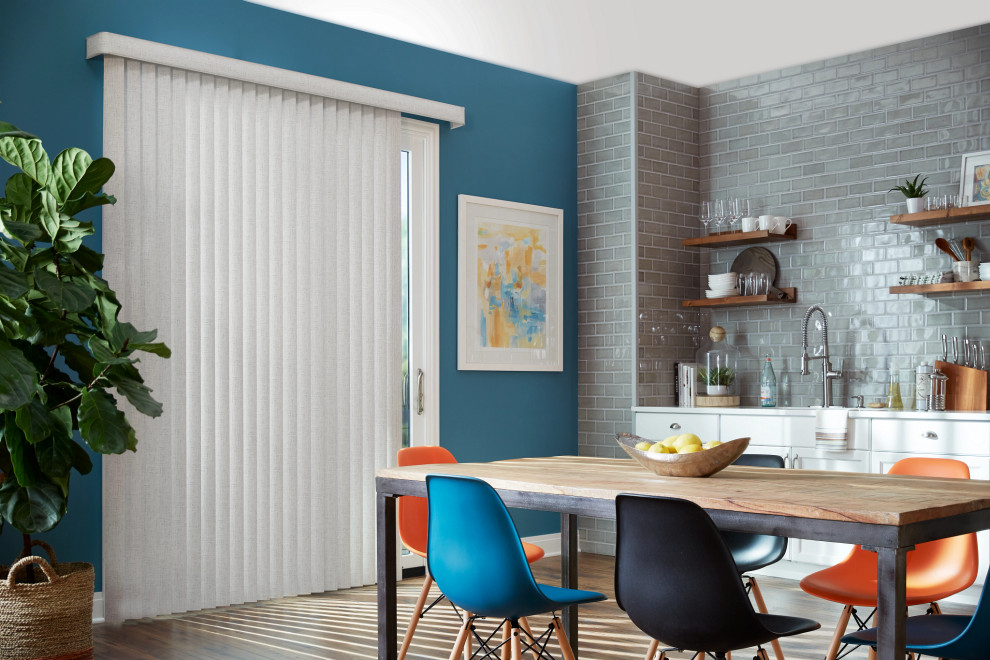 Idee per un angolo colazione moderno di medie dimensioni con pareti blu, parquet scuro, nessun camino e pavimento marrone