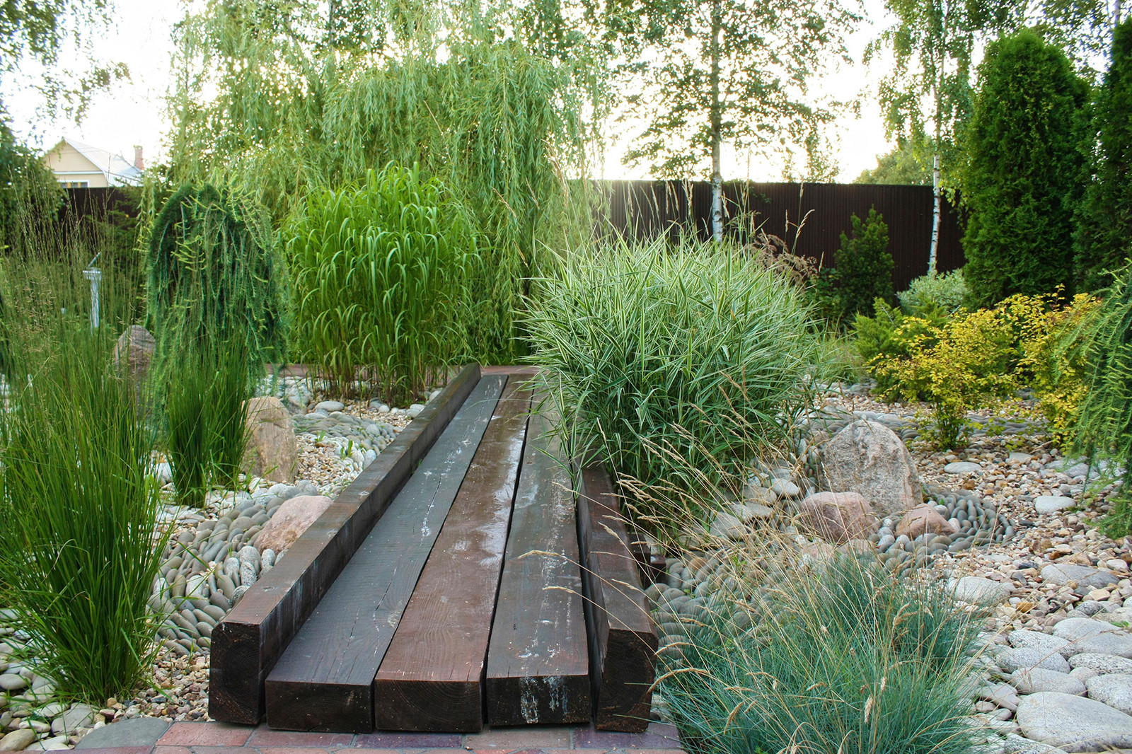 Ландшафтный дизайн участка с сухим ручьем в Боровском районе