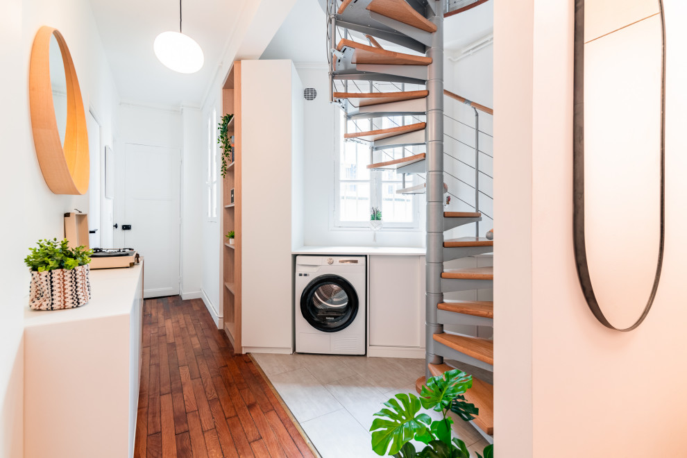 Large modern l-shaped utility room in Paris with laminate countertops, an integrated washer and dryer and white worktops.