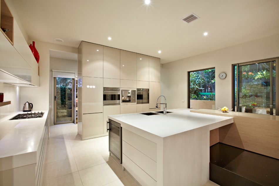 Inspiration for an expansive contemporary kitchen in Melbourne with with island.
