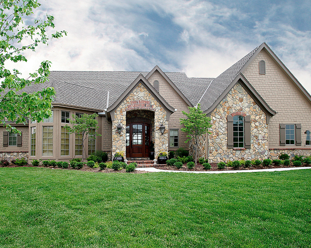 Inspiration for a traditional exterior in Omaha.