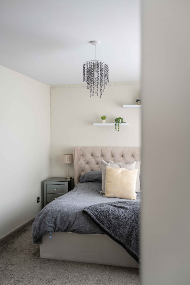 Пример оригинального дизайна: спальня среднего размера в современном стиле с ковровым покрытием, печью-буржуйкой, фасадом камина из кирпича, серым полом и акцентной стеной