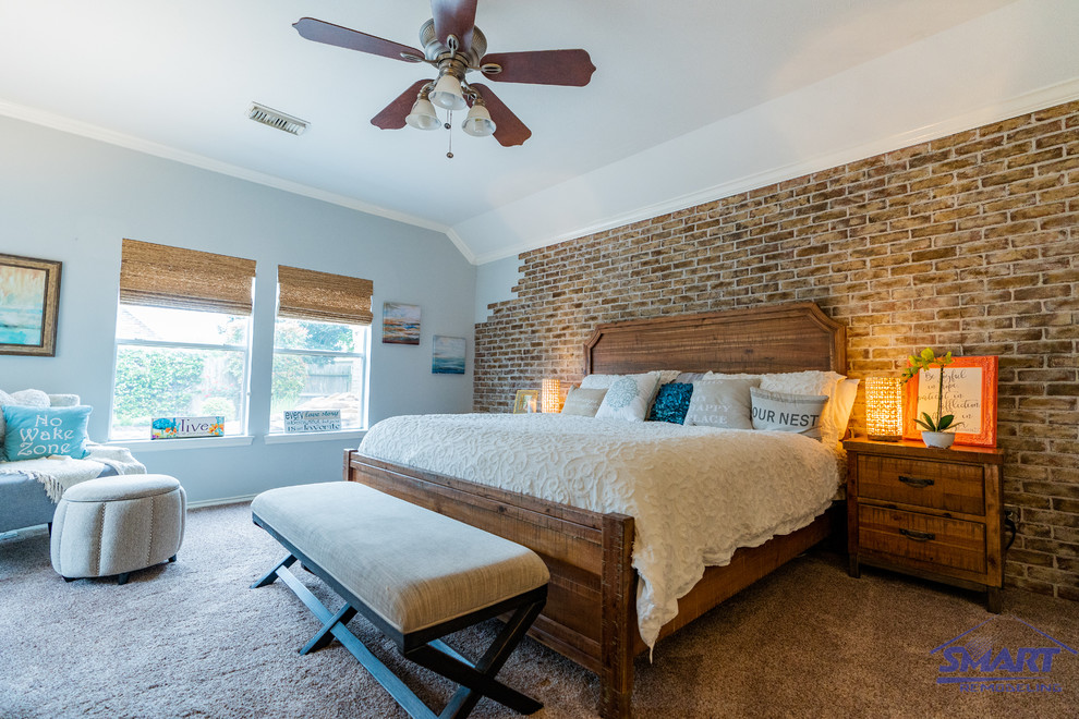 Modelo de dormitorio principal tradicional de tamaño medio sin chimenea con paredes grises, moqueta, suelo beige, casetón y ladrillo