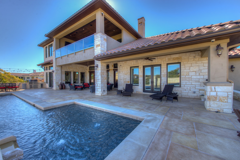 Traditional patio in Austin with natural stone pavers.