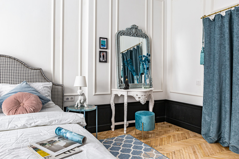 サンクトペテルブルクにある中くらいなミッドセンチュリースタイルのおしゃれな主寝室 (白い壁、無垢フローリング、茶色い床、間仕切りカーテン) のレイアウト