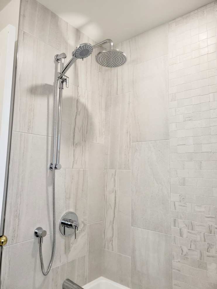 Ispirazione per una piccola stanza da bagno con doccia classica con vasca ad alcova, vasca/doccia e piastrelle in gres porcellanato