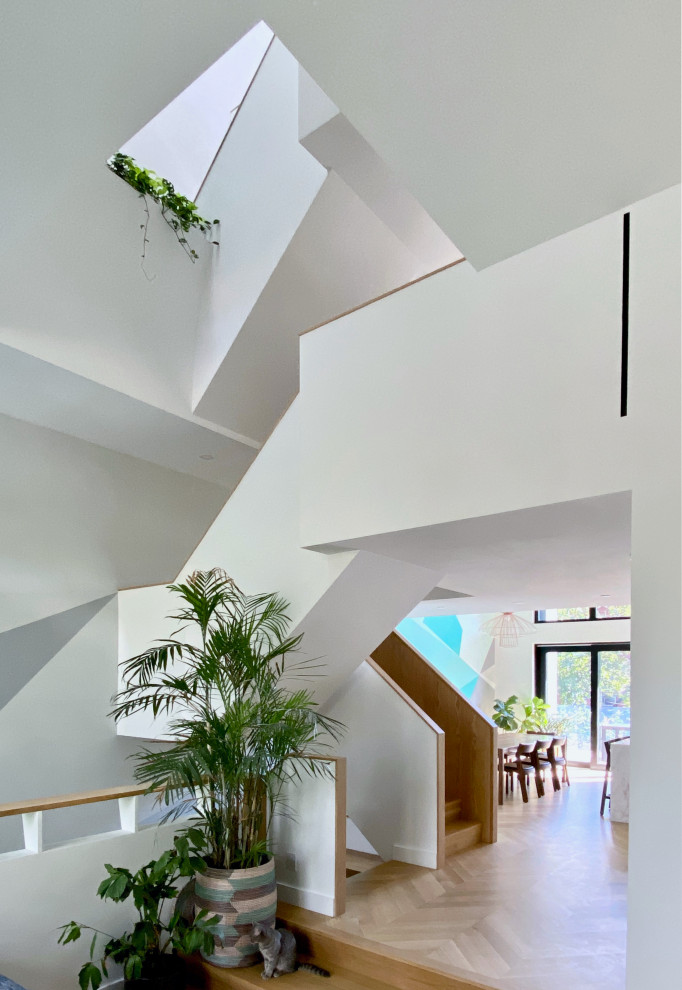 Modernes Wohnzimmer im Loft-Stil mit hellem Holzboden in New York