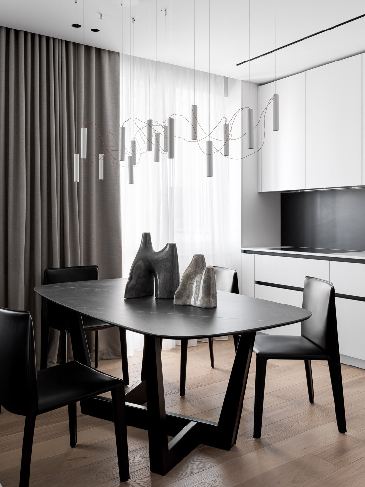 This is an example of a contemporary dining room in Novosibirsk.
