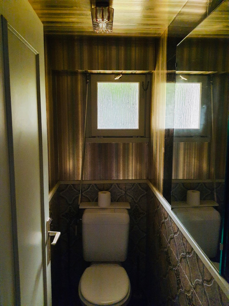 Kleine Retro Gästetoilette mit Toilette mit Aufsatzspülkasten, farbigen Fliesen, Zementfliesen, bunten Wänden, Keramikboden, beigem Boden, Tapetendecke und Tapetenwänden in Dijon