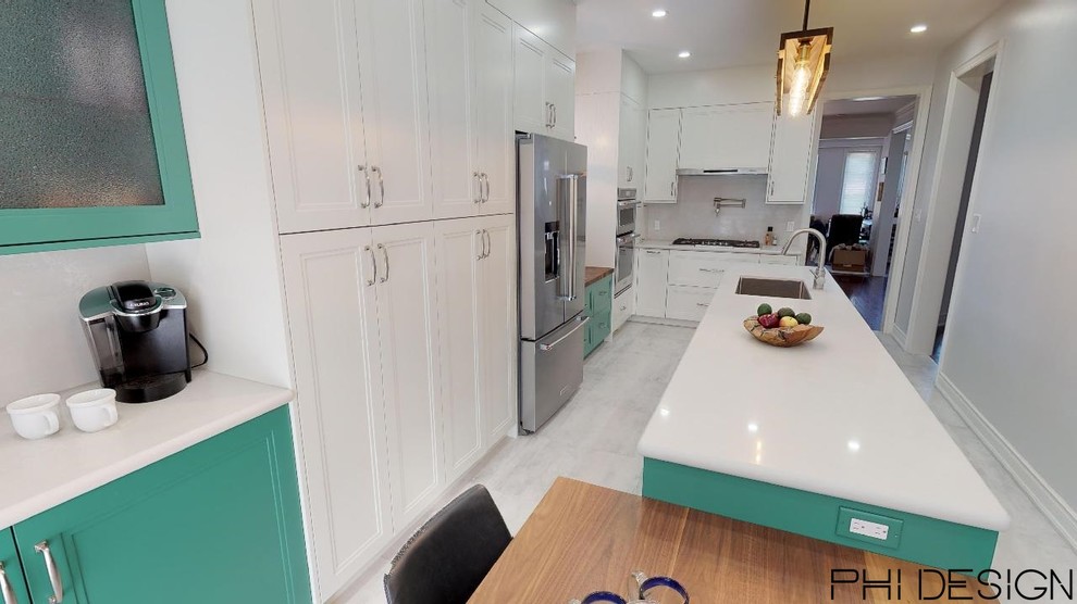 Example of a mid-sized transitional l-shaped porcelain tile and gray floor eat-in kitchen design in Toronto with a single-bowl sink, shaker cabinets, white cabinets, quartz countertops, white backsplash, stone slab backsplash, stainless steel appliances, an island and white countertops