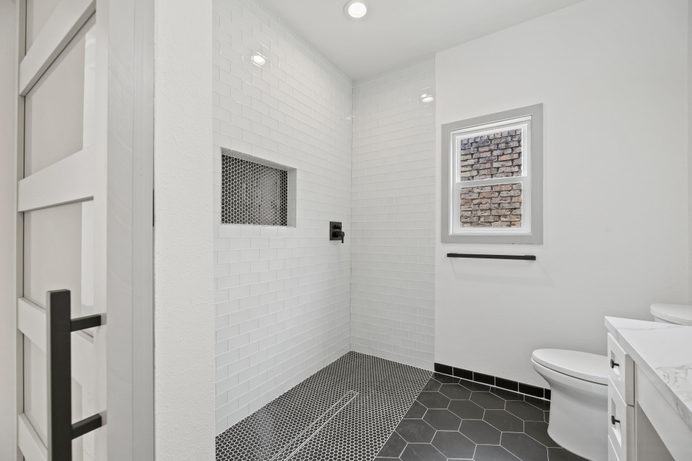 Ispirazione per una stanza da bagno moderna con ante bianche, vasca freestanding, doccia aperta e un lavabo