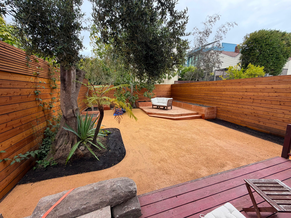 Urban Backyard: Cozy Conversation Space in Drought-Tolerant Contemporary Garden