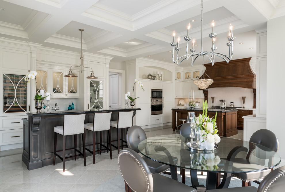 Kitchen - traditional kitchen idea in Toronto