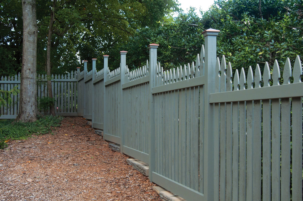 Esempio di un giardino con recinzione in legno