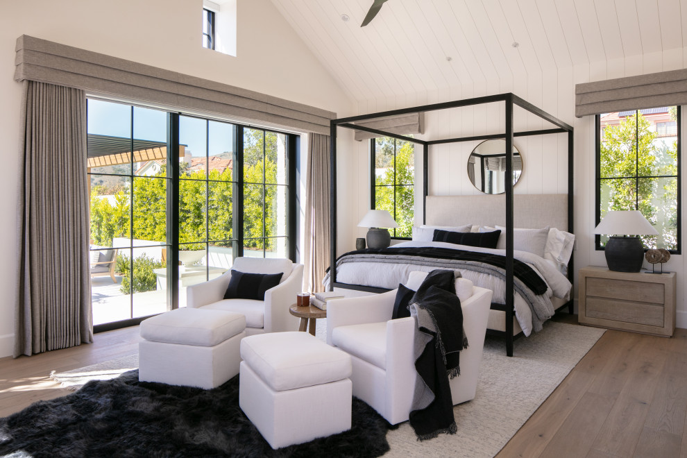 Diseño de dormitorio abovedado y gris y negro campestre con paredes blancas, suelo de madera en tonos medios, suelo marrón, machihembrado y machihembrado