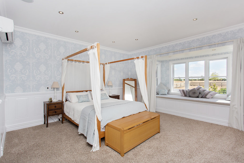 Modelo de habitación de invitados de estilo de casa de campo de tamaño medio con paredes azules, moqueta y suelo gris