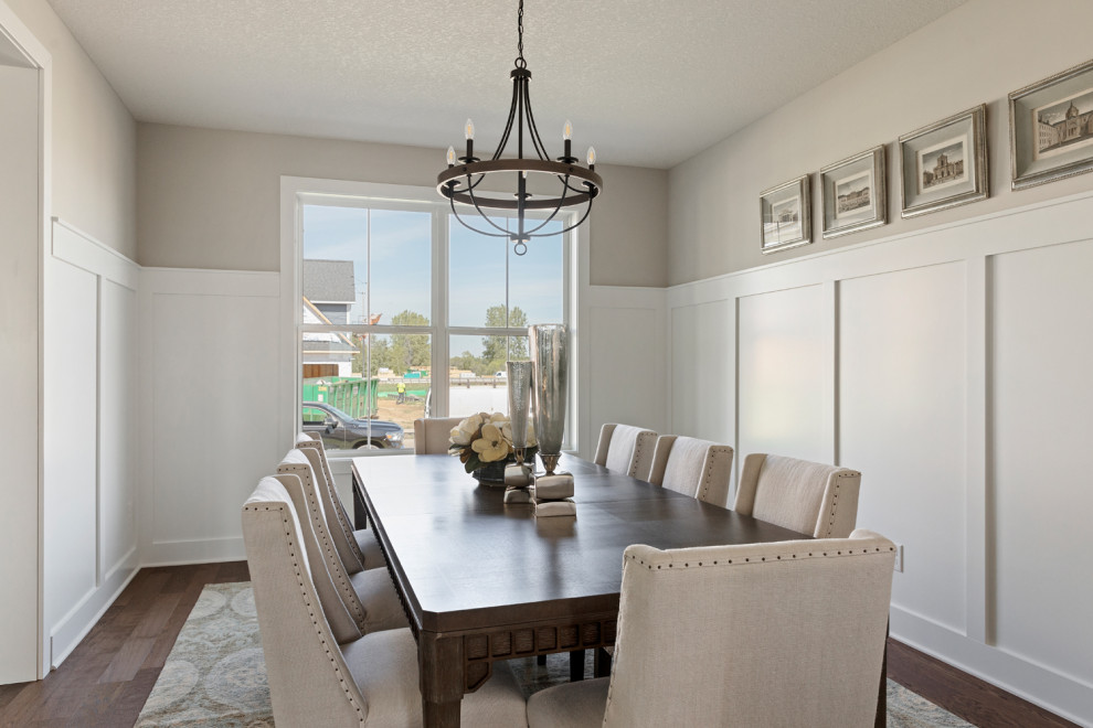 Design ideas for a transitional dining room in Minneapolis.