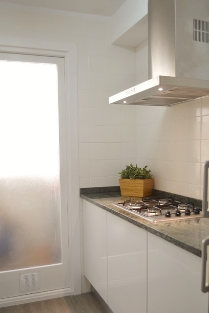 Frente de fondo reducido transitional-kitchen