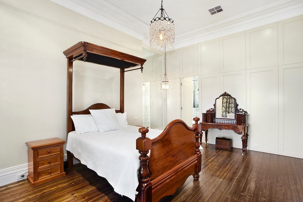 Inspiration for a traditional bedroom in Melbourne.