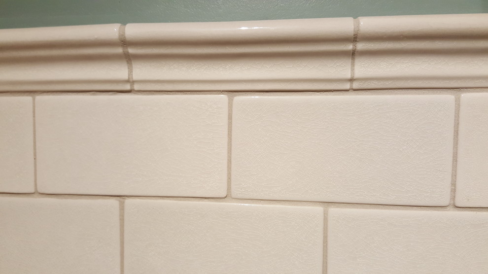 Mid-sized mountain style u-shaped terra-cotta tile and beige floor eat-in kitchen photo with an undermount sink, shaker cabinets, light wood cabinets, quartz countertops, white backsplash, subway tile backsplash, stainless steel appliances, a peninsula and gray countertops