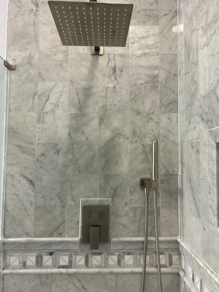 Immagine di una piccola stanza da bagno contemporanea con doccia a filo pavimento, piastrelle grigie, piastrelle di marmo e doccia aperta