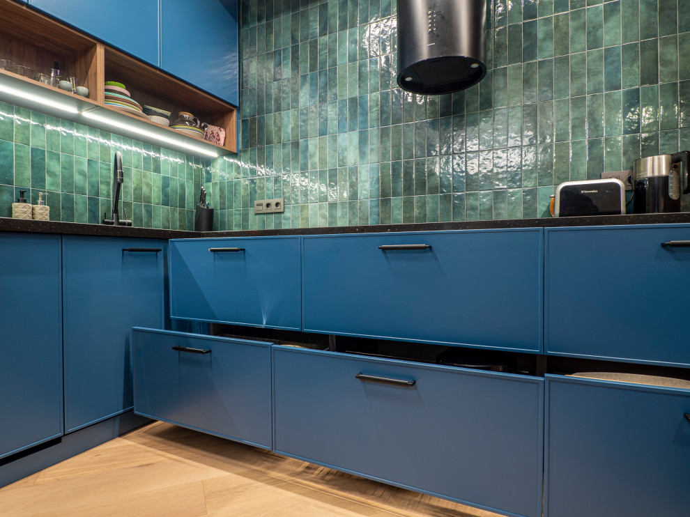 Кухня в современном стиле со встроенным аквариумом