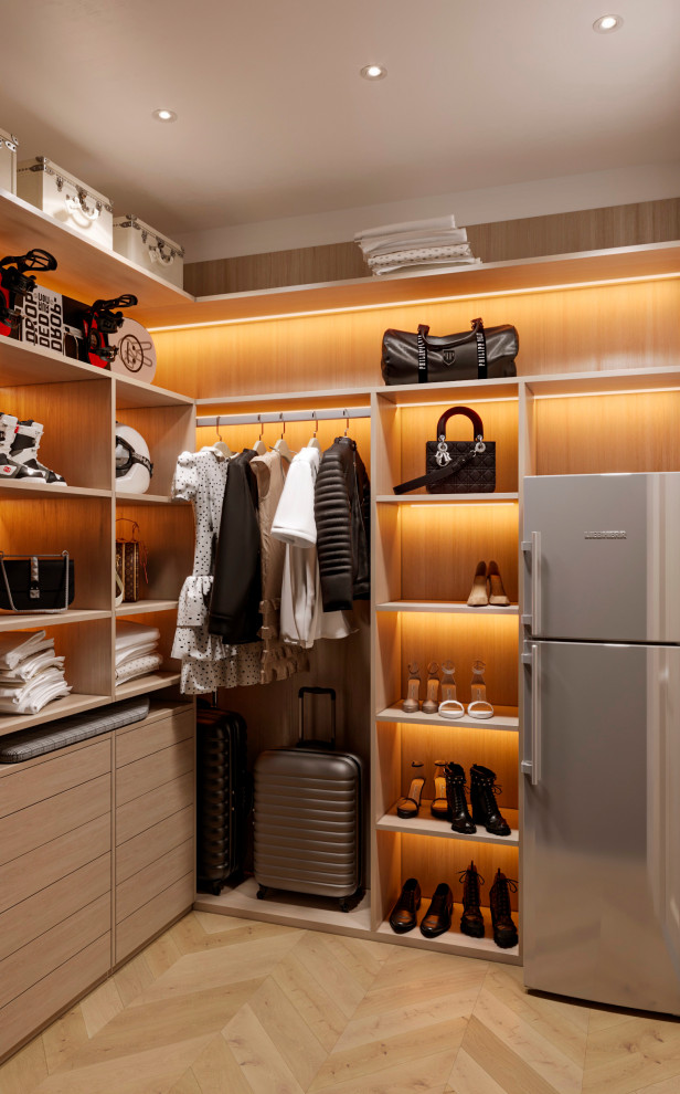 Спальня неоклассика в светлых тонах с гардеробом