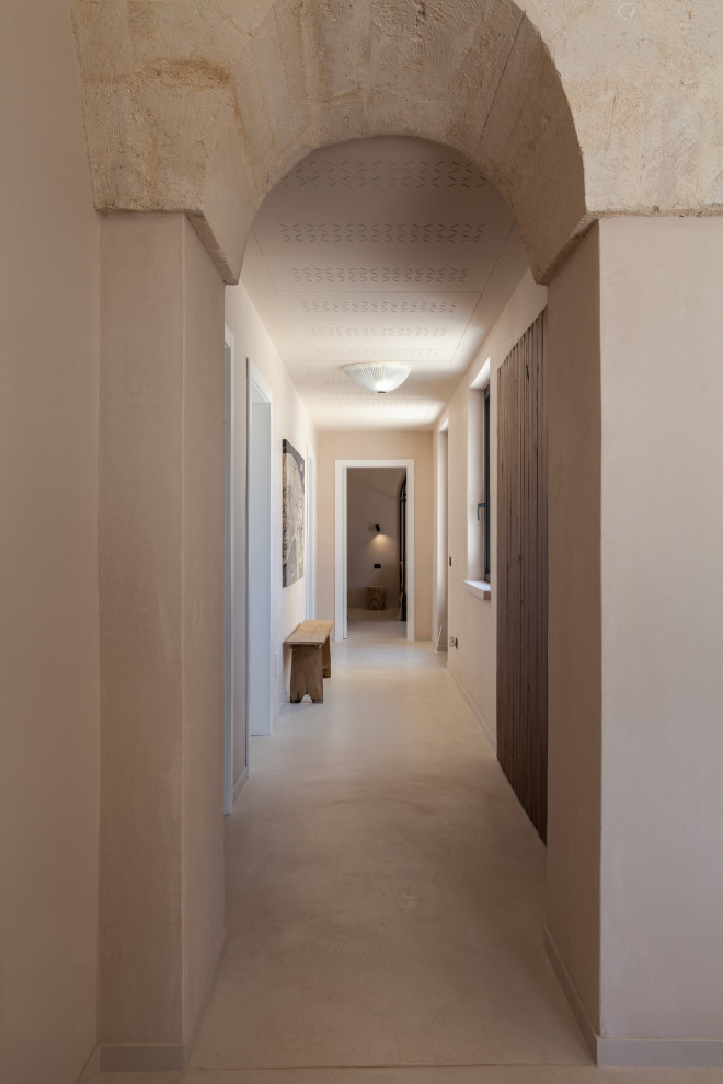 Idee per un ingresso o corridoio mediterraneo con pareti beige, pavimento alla veneziana, pavimento beige e soffitto ribassato