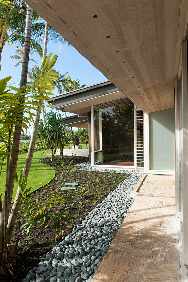 Photo of a mid-sized beach style one-storey white exterior in Hawaii with mixed siding.