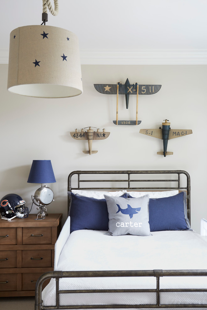 Example of a transitional home design design in Chicago