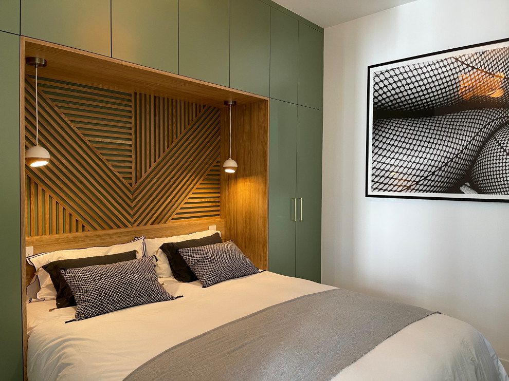 Kleines Modernes Hauptschlafzimmer ohne Kamin mit weißer Wandfarbe und hellem Holzboden in Paris